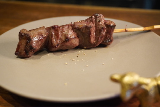 香ばしく焼き上げた羊肉の一皿