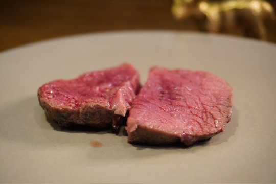 美しいロゼ色に仕上げた羊肉
