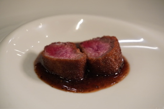 ソースとともに味わう羊肉料理