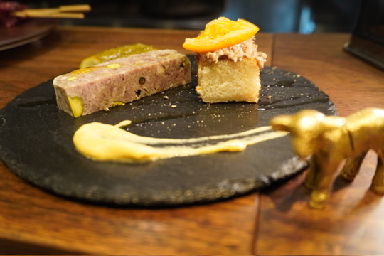 季節の食材を重ねたコースの一皿